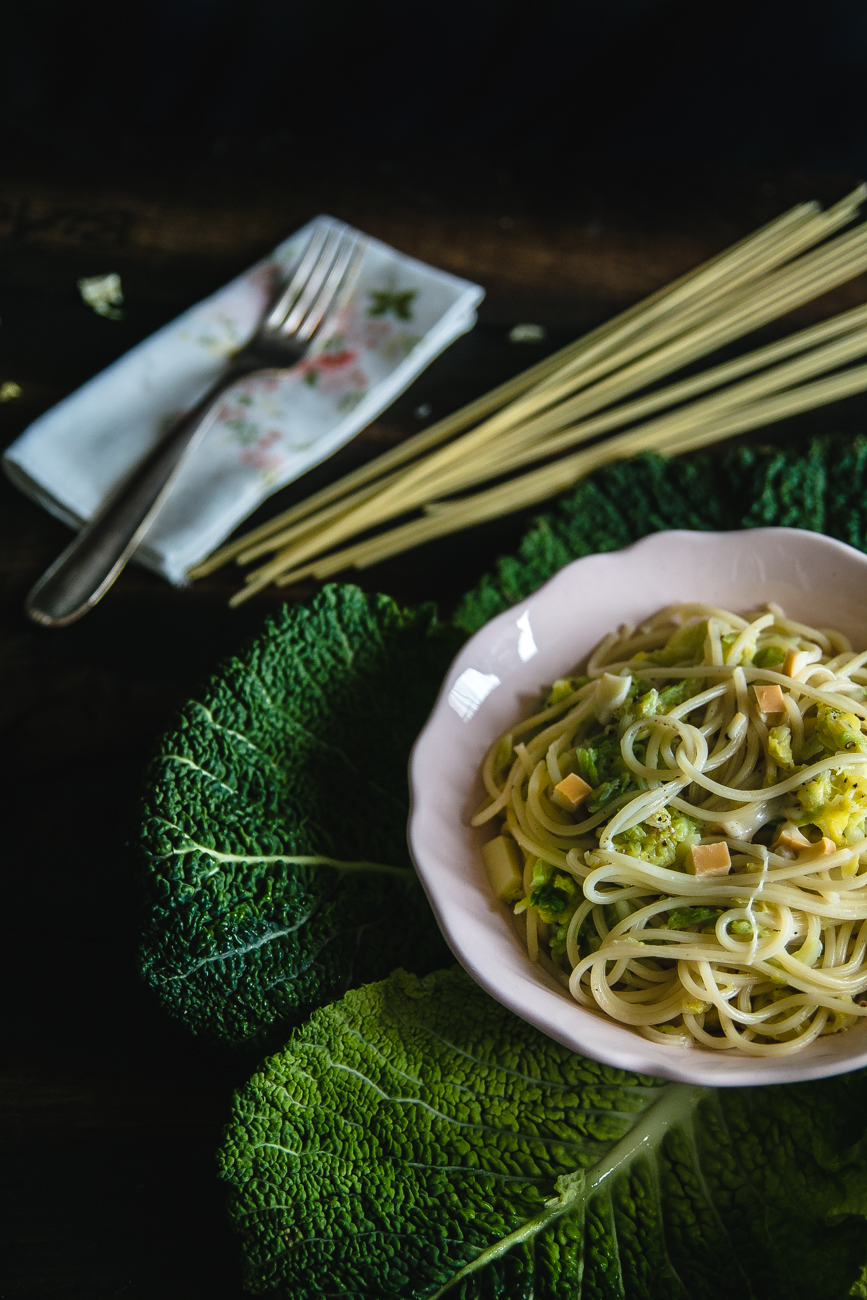 spaghetti con verza e scamorza affumicata