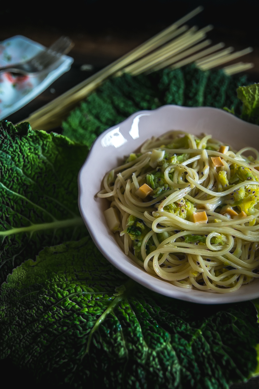 spaghetti con verza e scamorza affumicata 