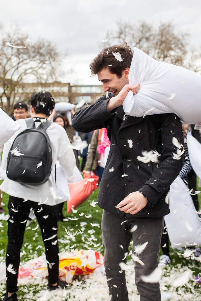 pillow fight london battaglia cuscini