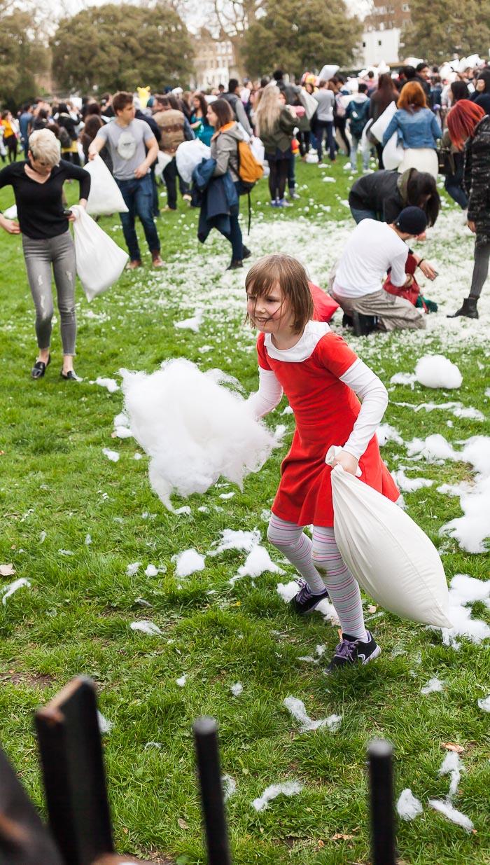 pillow fight london battaglia cuscini