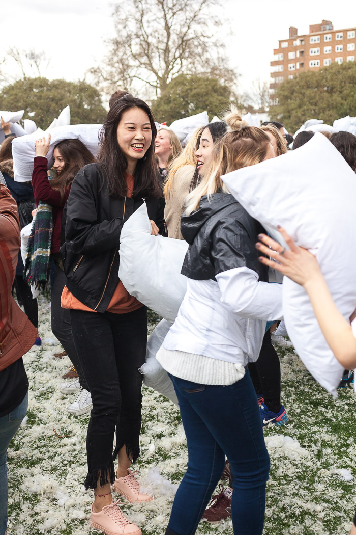 pillow fight london battaglia cuscini