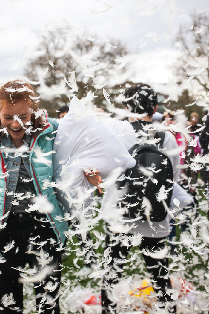 pillow fight london battaglia cuscini